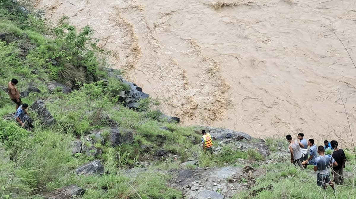 कर्णालीमा खसेको गाडीका बेपत्ता चारमध्ये तीन जनाको शव भेटियो
