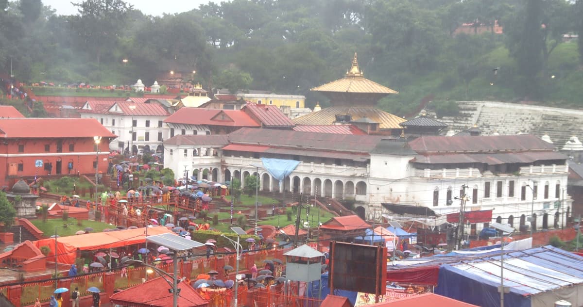 साउनको अन्तिम सोमबार : पशुपतिनाथमा भक्तजनको भीड (तस्बिरहरू)