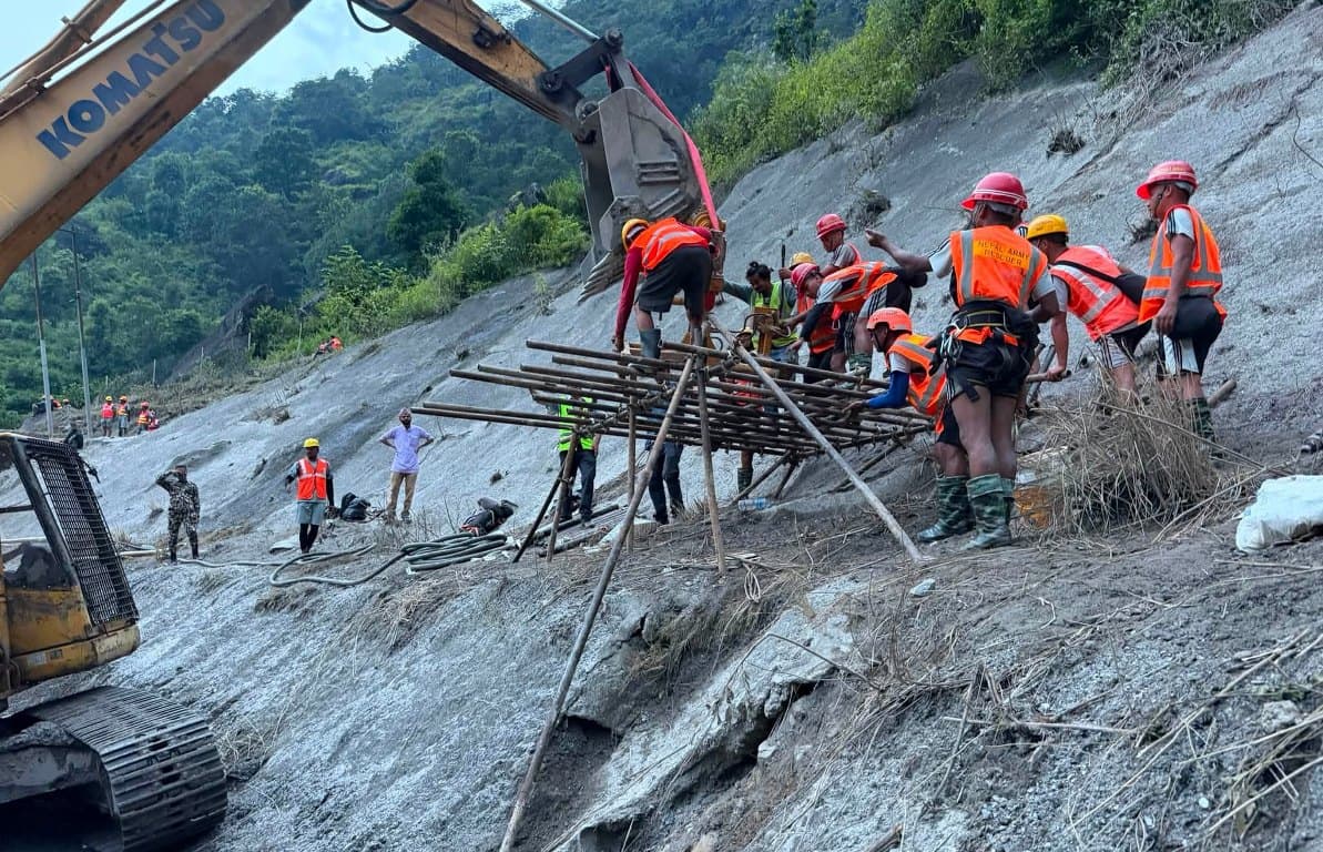त्रिशूली ३ ‘ए’ मा छिचोलियो टनेल: अक्सिजन र लाइट पठाइयो, आज मानिस छिर्ने प्वाल बनाइँदै
