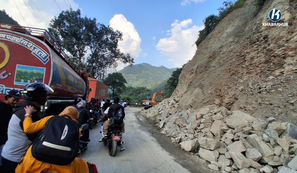 सिमलतालमा सडक भासिँदा नारायणगढ-मुग्लिन सडक एकतर्फी सञ्चालन