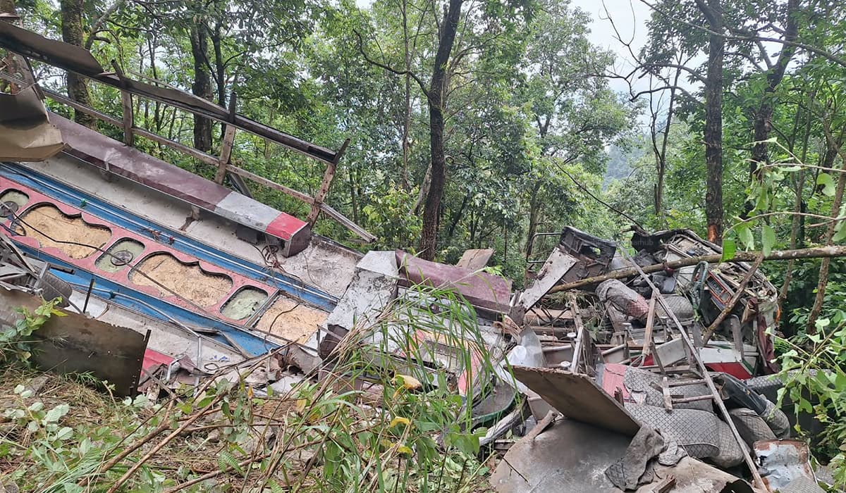 पोखरा स्कुल बस दुर्घटनाका घाइतेलाई एयर एम्बुलेन्सबाट काठमाडौं लगियो
