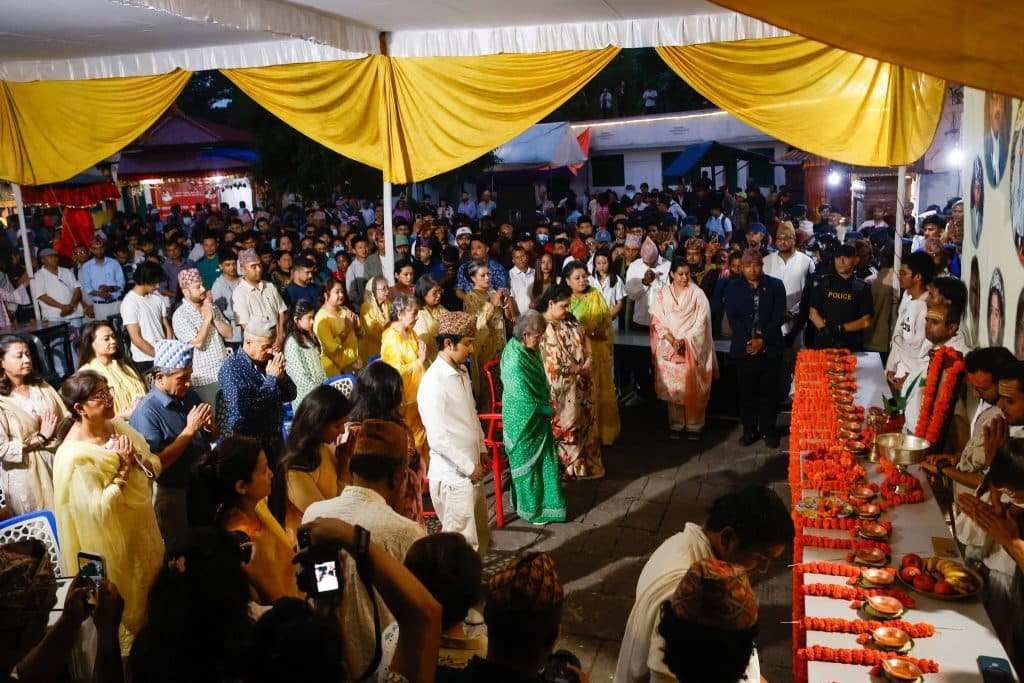 नारायणीहिटी दरबार पुगेर पूर्वराज परिवारका सदस्यले गरे दीप प्रज्वलन (तस्वीरहरू)