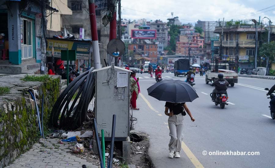 गन्तव्यमा नपुर्याउने काठमाडौंका फुटपाथ (फोटो फिचर)