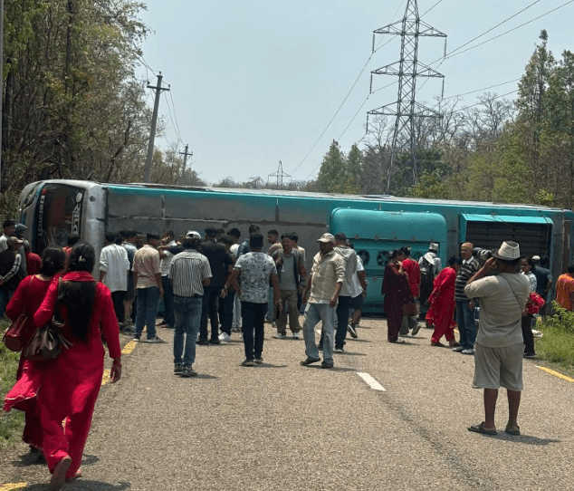 काठमाडौंबाट धनगढी जाँदै गरेको बस दुर्घटना