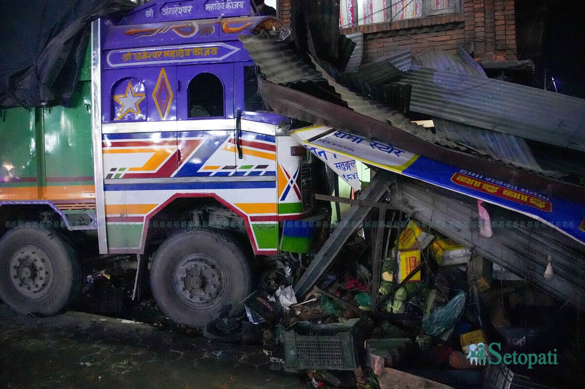 सतुंगलमा घरभित्र पस्यो ट्रक (तस्बिरहरू)