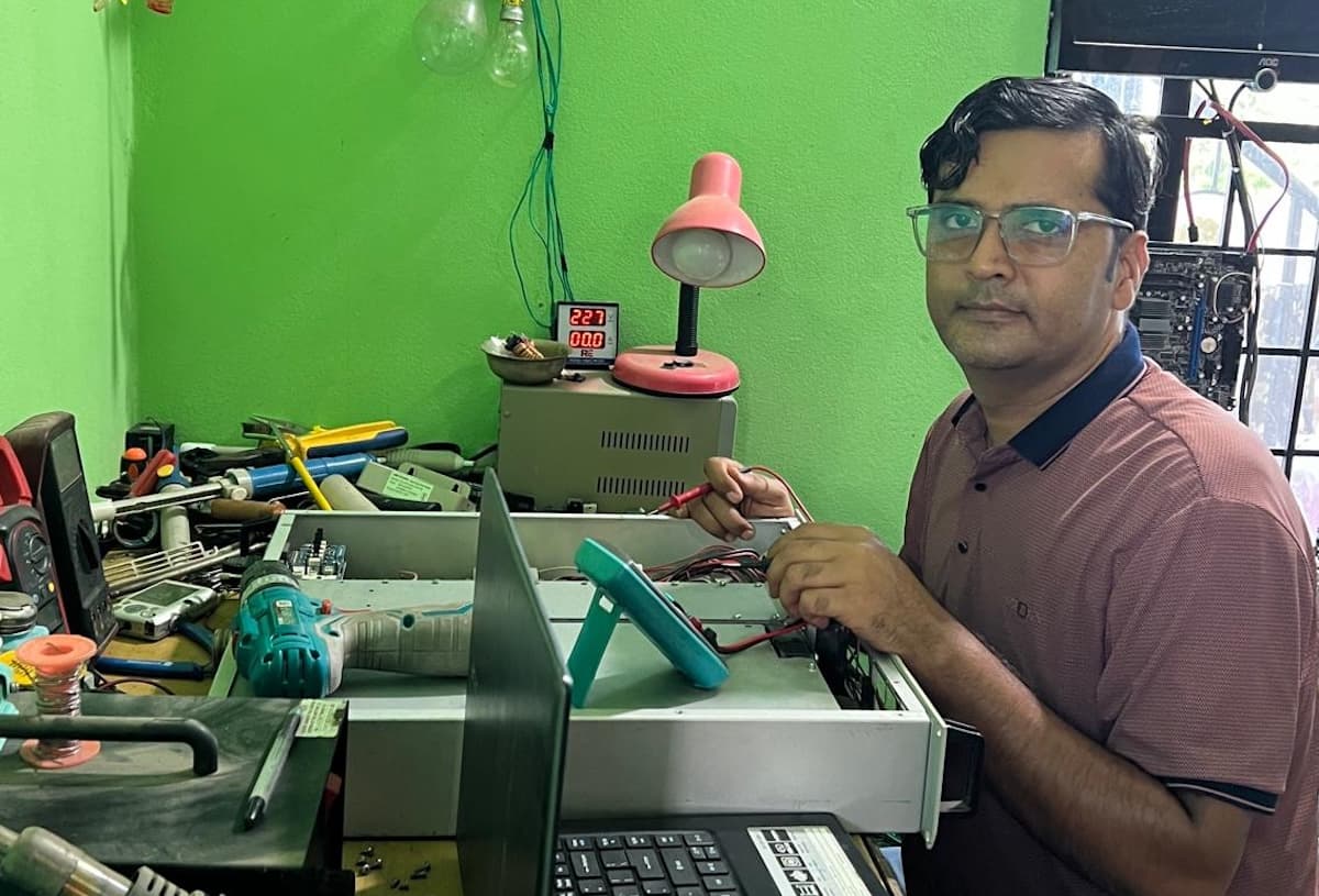 जसको हातबाट जोगिन्छन् ५० भन्दा बढी एफएम रेडियो